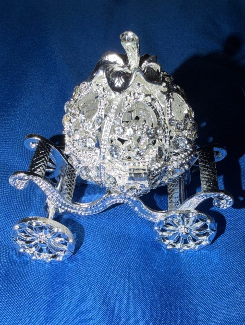 Silver Decorative Pumpkin Carriage Figurine with Intricate Detailing and Wheels